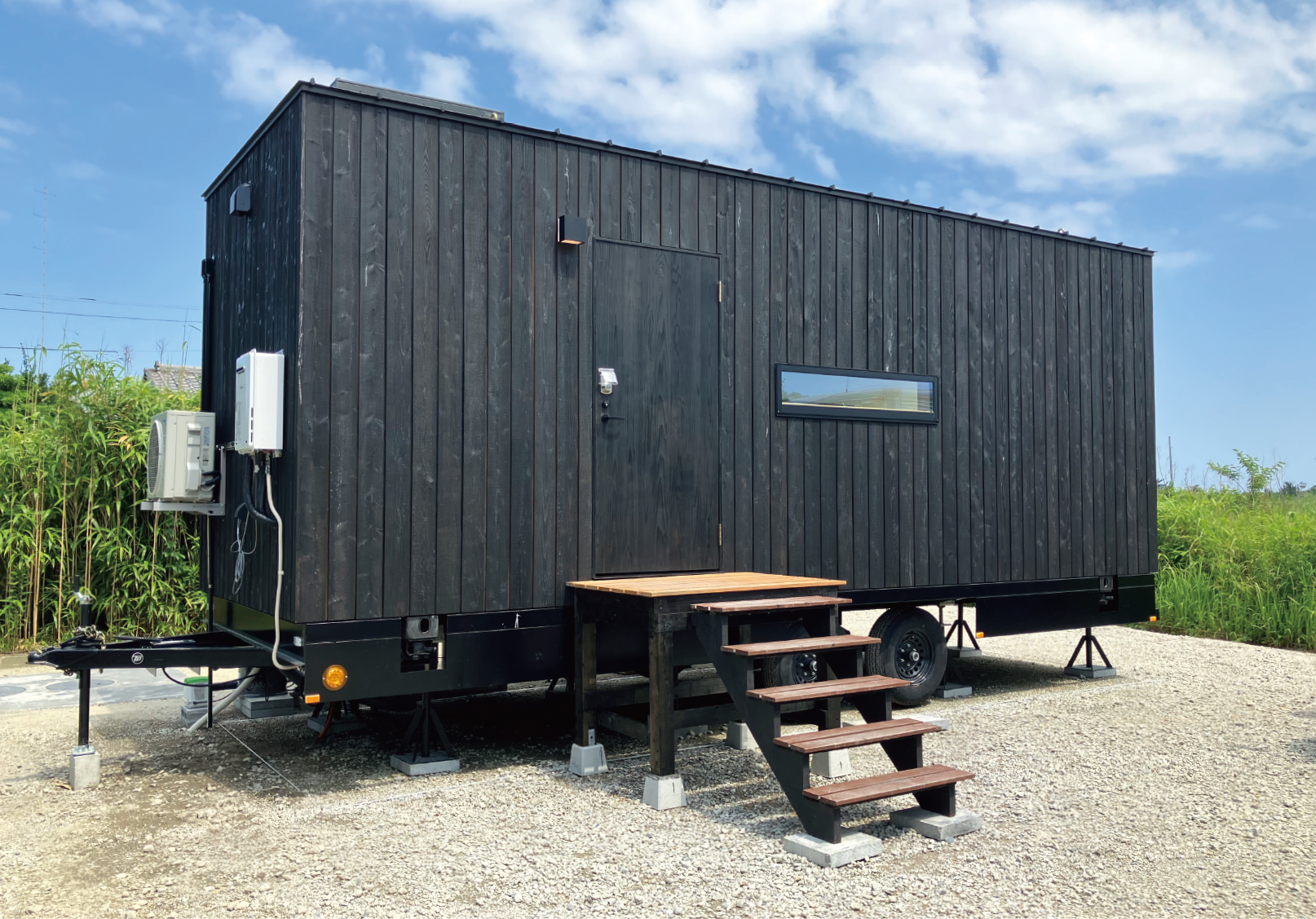 街なかにも自然の風景にもとけ込む、スタイリッシュなブラックの外観